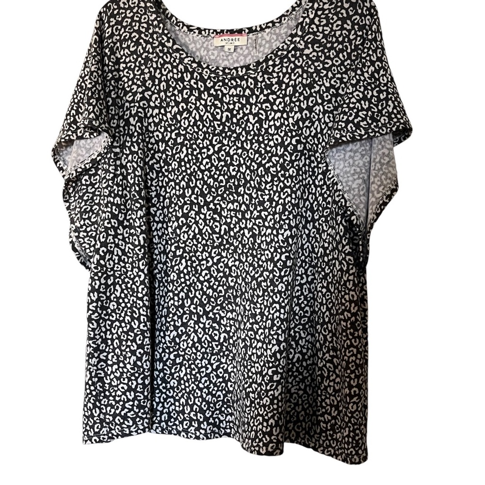 Andree•Gray & White Leopard Print Short Sleeve